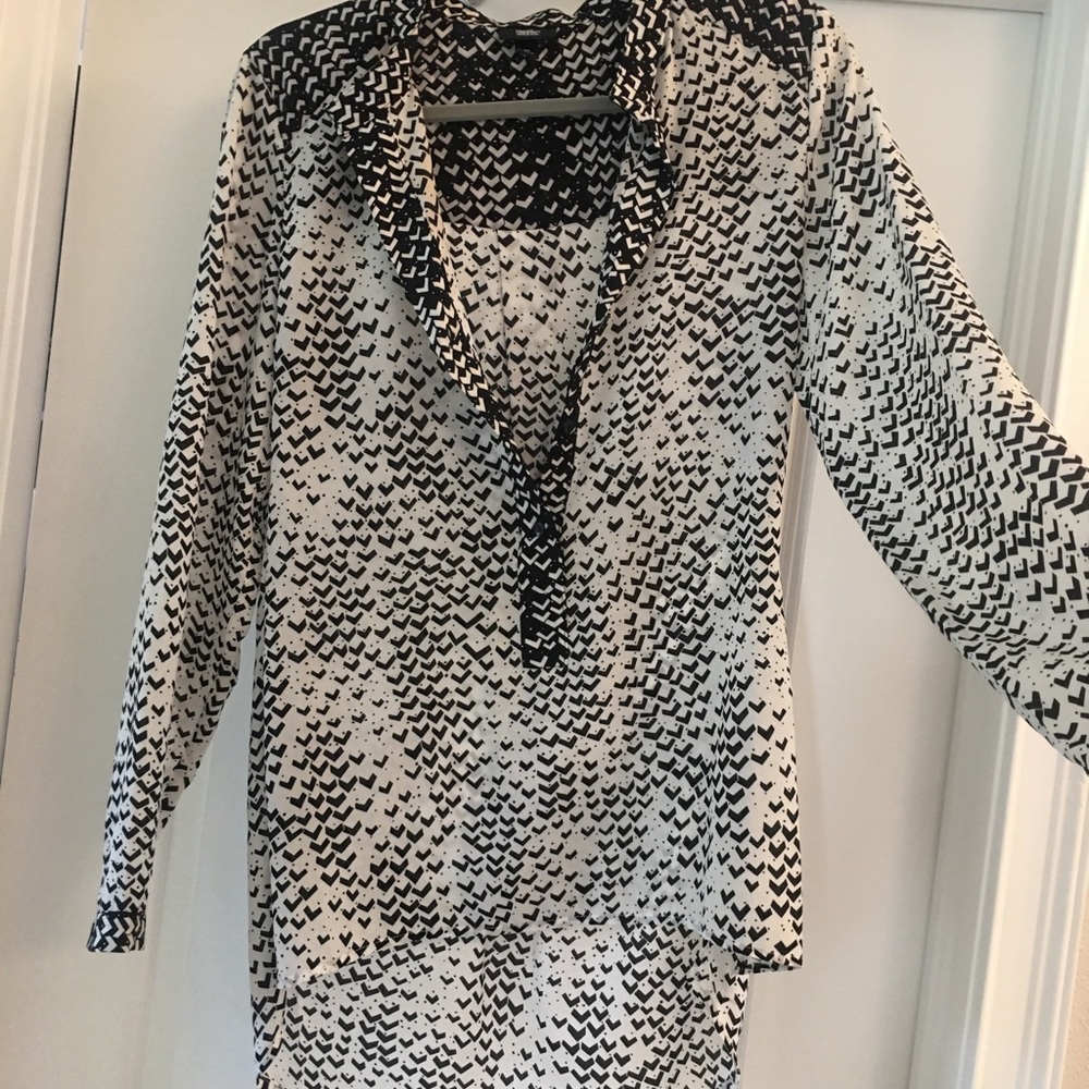 Mossimo- black and white tunic top. High low.